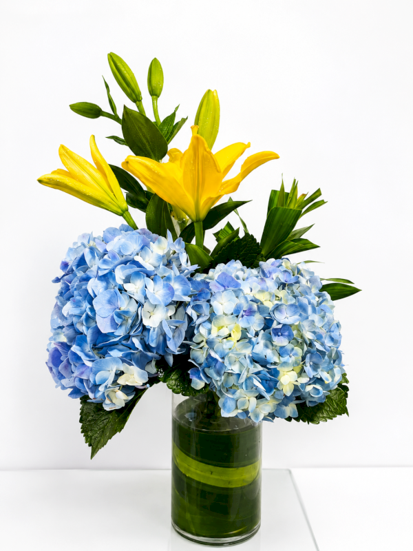 Blue hydrangeas with lilys